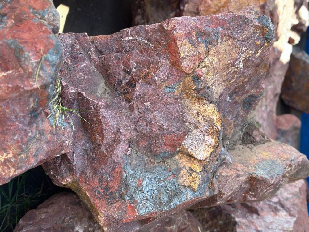 Камни для ландшафтного дизайна красно-фиолетовые 10-60 килограмм купить в Арамиле