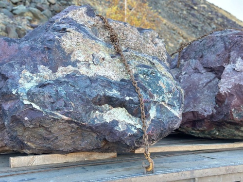 Огромные красно-фиолетовые валуны для ландшафтного дизайна весом более 5 тонн купить в Арамиле