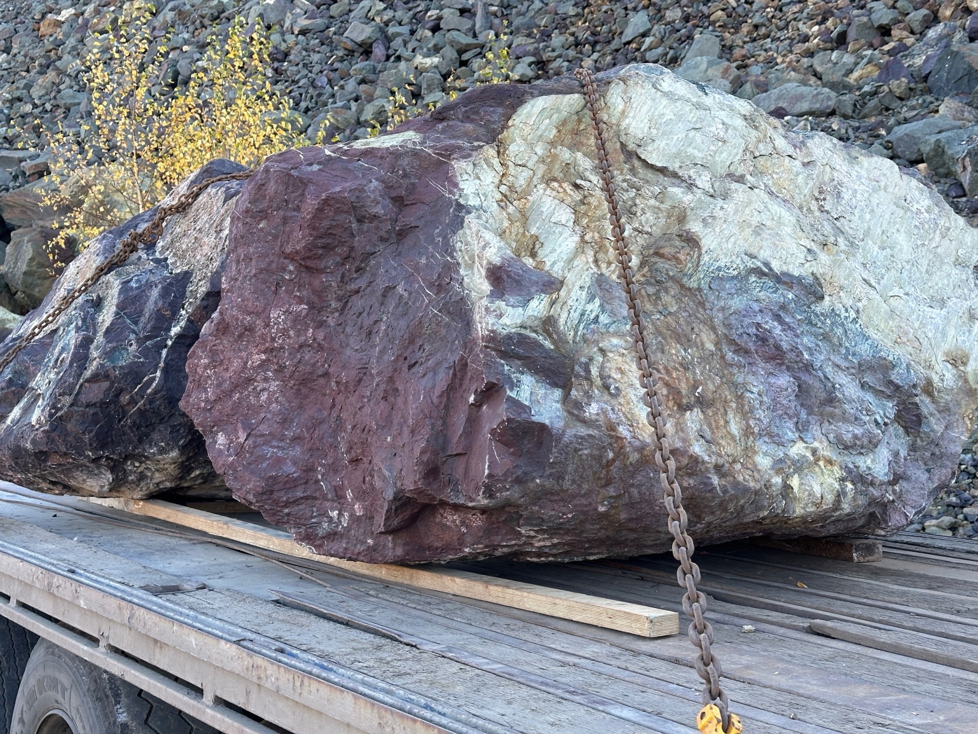 Огромные красно-фиолетовые валуны для ландшафтного дизайна весом более 5 тонн купить в Арамиле