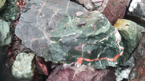 Гигантские зелёные валуны для ландшафтного дизайна весом более 5 тонн купить в Арамиле