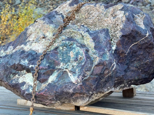 Огромные красно-фиолетовые валуны для ландшафтного дизайна весом более 5 тонн купить в Арамиле