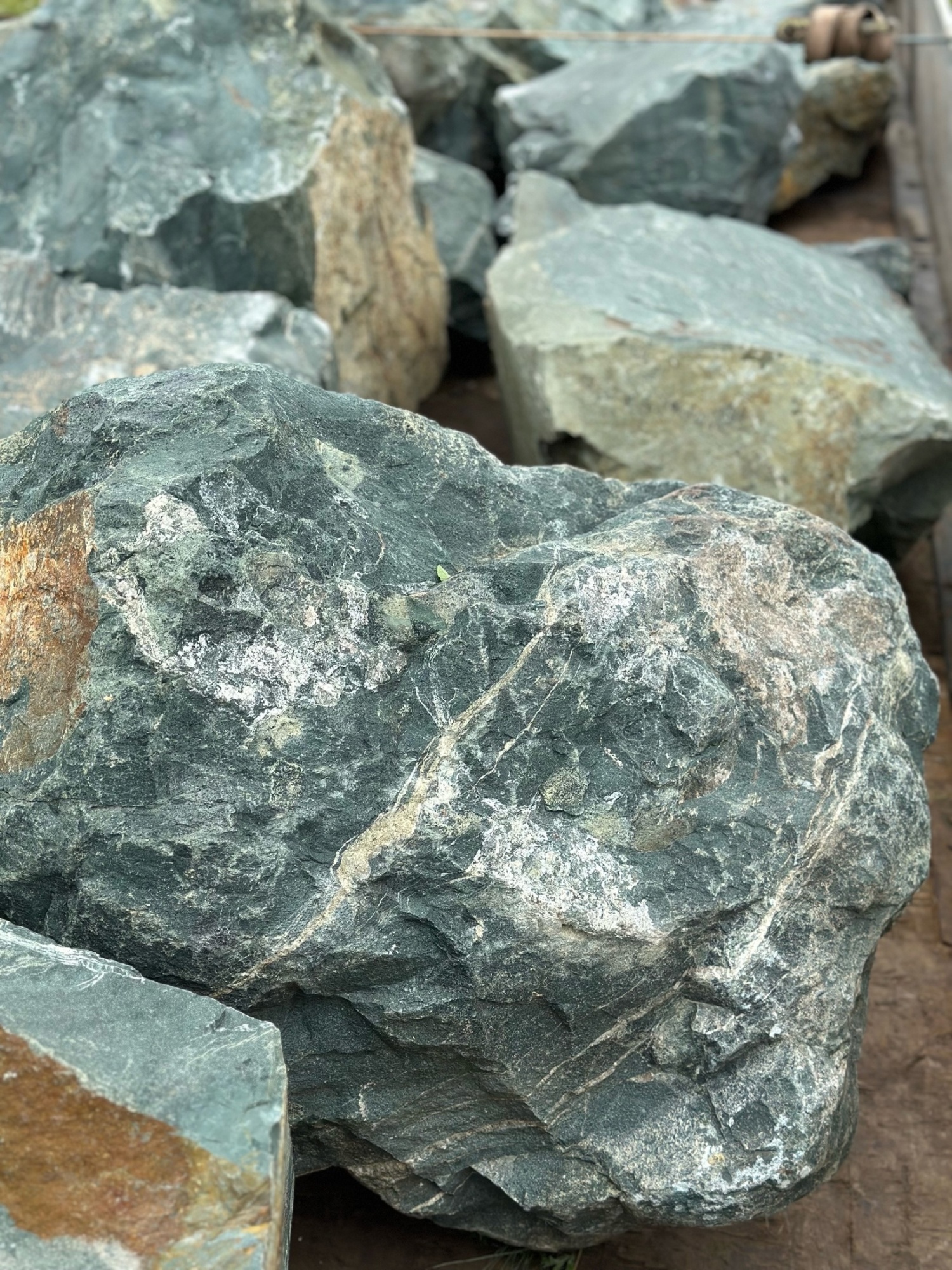 Камни для ландшафтного дизайна зелёные 10-60 килограмм купить в Арамиле