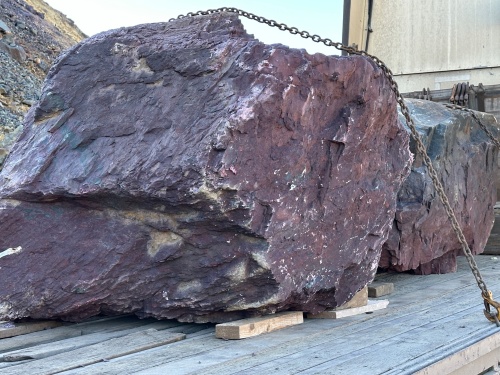 Огромные красно-фиолетовые валуны для ландшафтного дизайна весом более 5 тонн купить в Арамиле