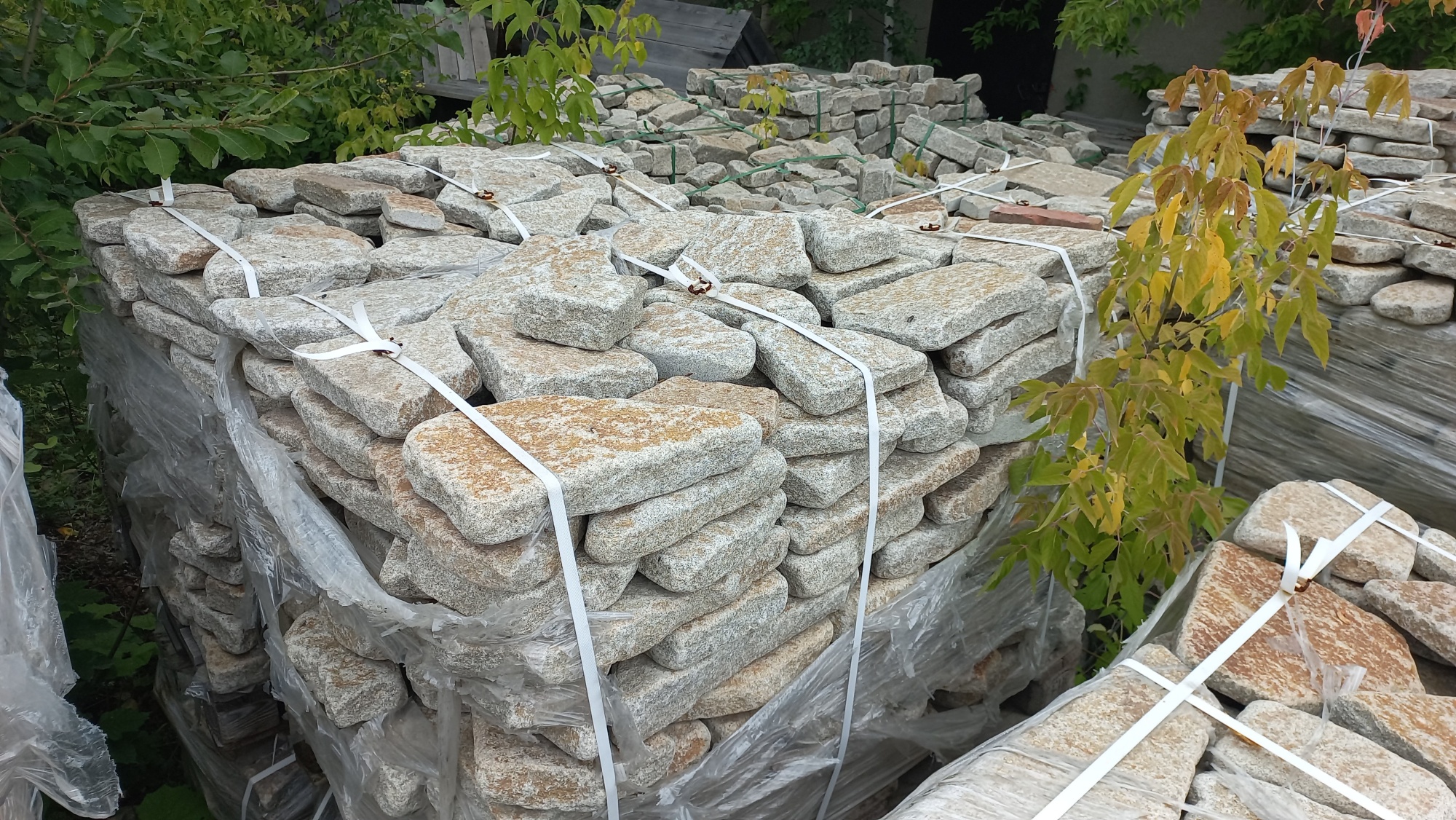 Плитняк галтованный гранитный для ландшафтного дизайна купить в Арамиле