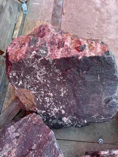 Камни для ландшафтного дизайна красно-фиолетовые 10-60 килограмм купить в Арамиле