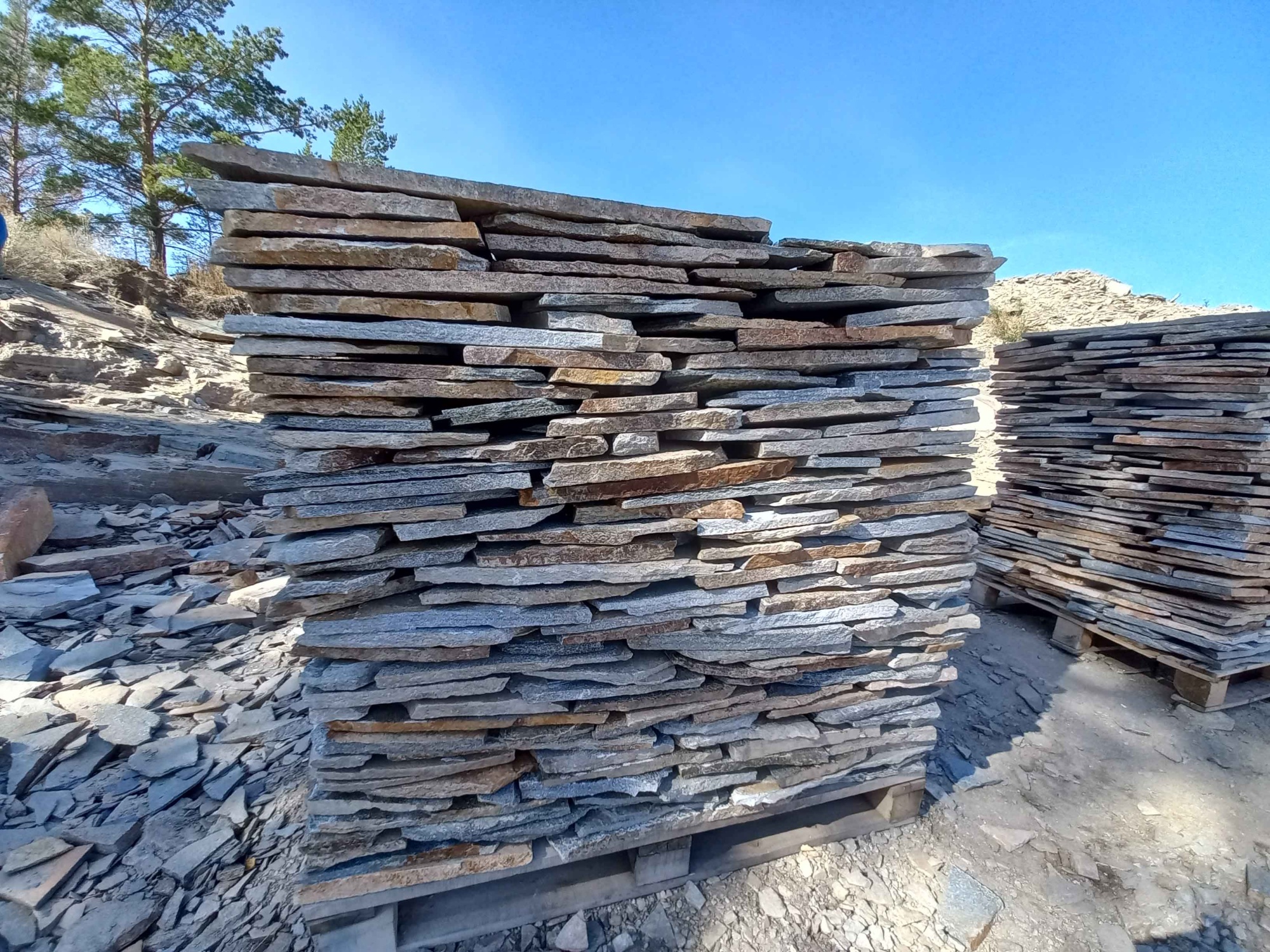 Плитняк златолит серебристый для фасада купить в Арамиле