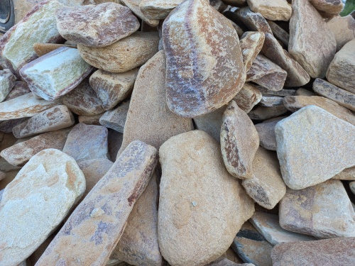 Златолит жёлтый, жёлто-зелёный глыбки и валуны для ланшафтного дизайна купить в Арамиле