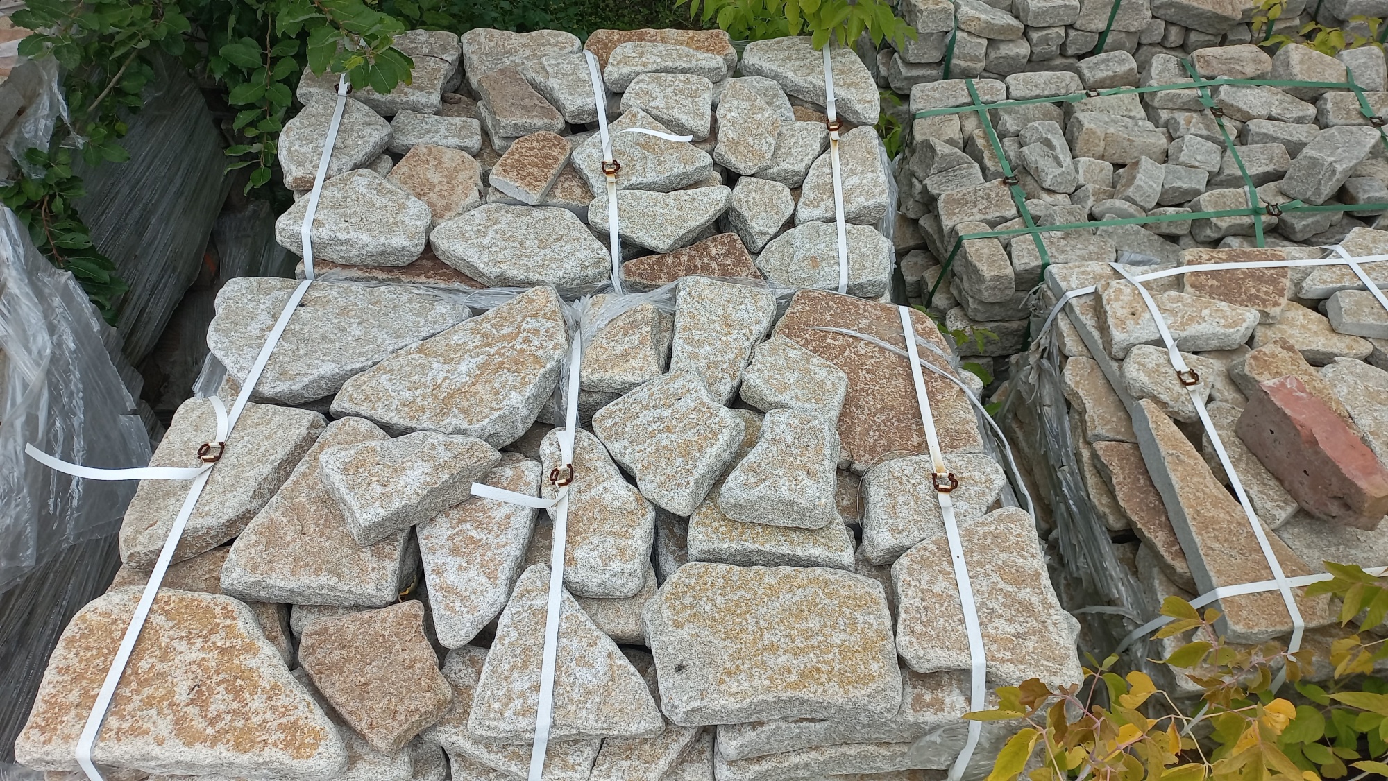 Гранитный плитняк галтованный для мощения купить в Арамиле